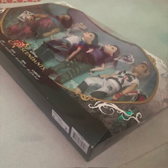 Disney Descendants Isle Of The Lost 4 Pack Doll Toy Set Exclusive - Picture 6 of 8